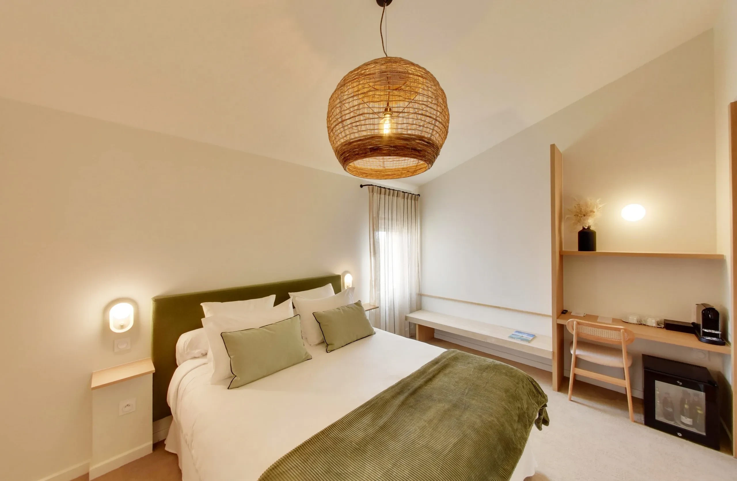 Chambre moderne avec lit double et bureau.