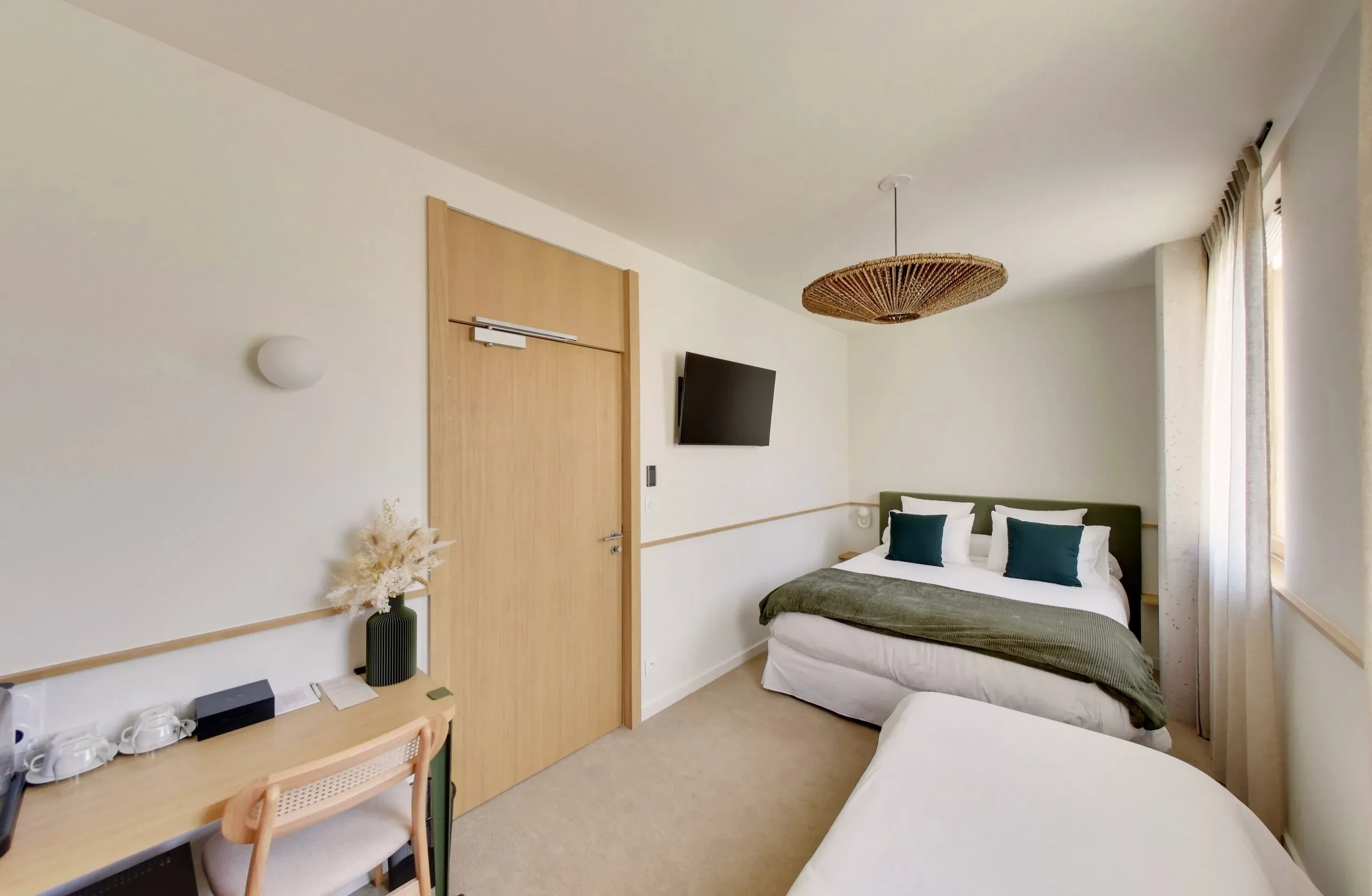Chambre d'hôtel moderne avec lit et bureau