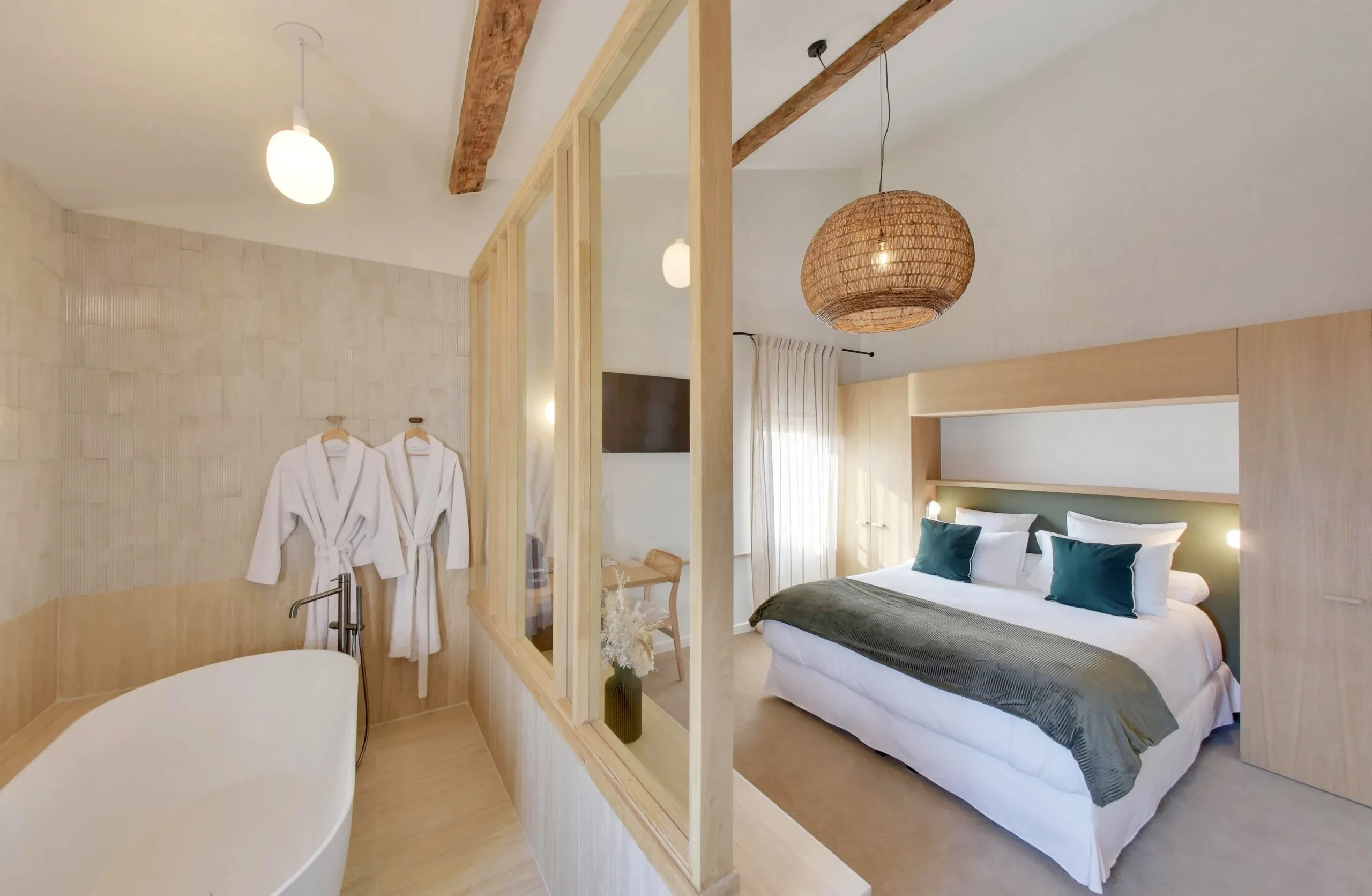 Chambre d'hôtel moderne avec baignoire et lit king size.