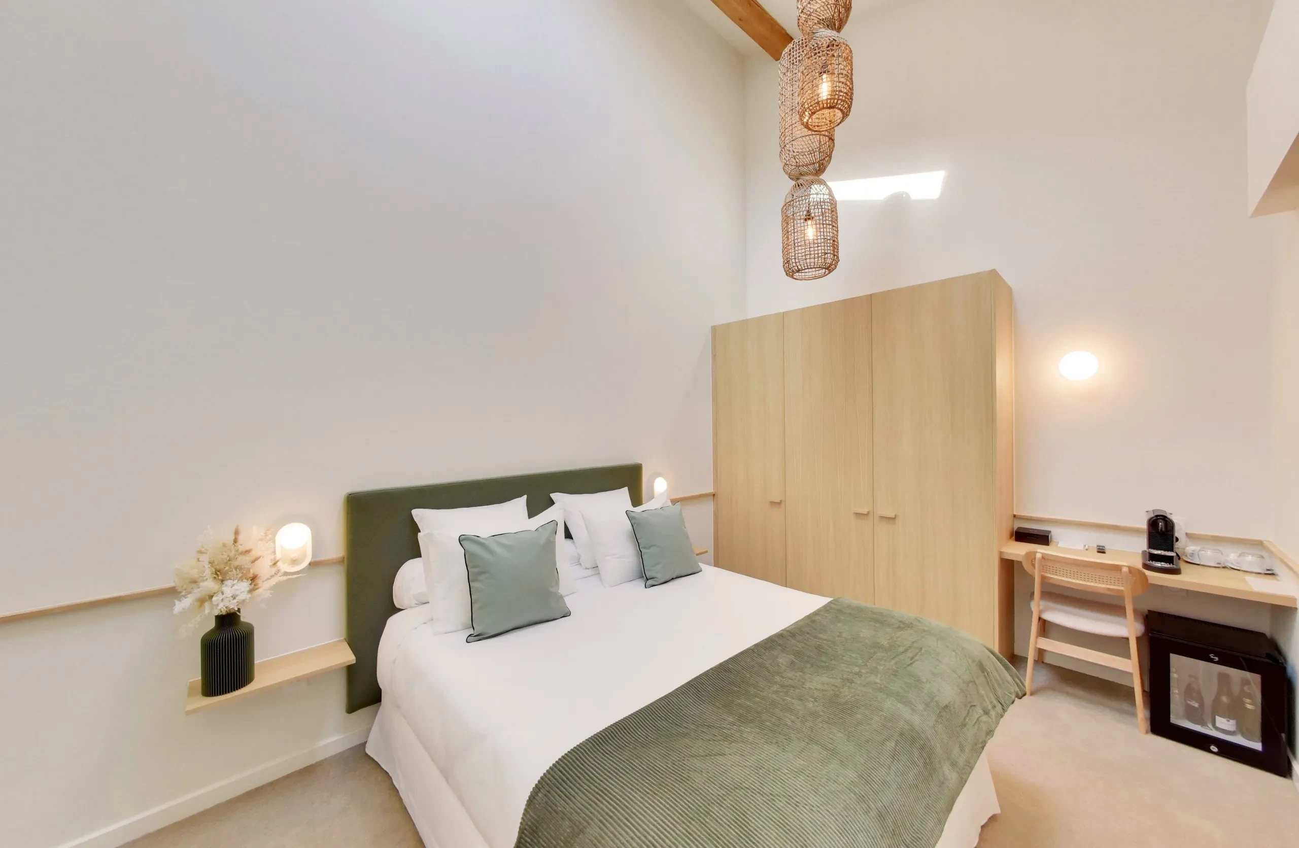 Chambre avec lit double et décoration moderne.