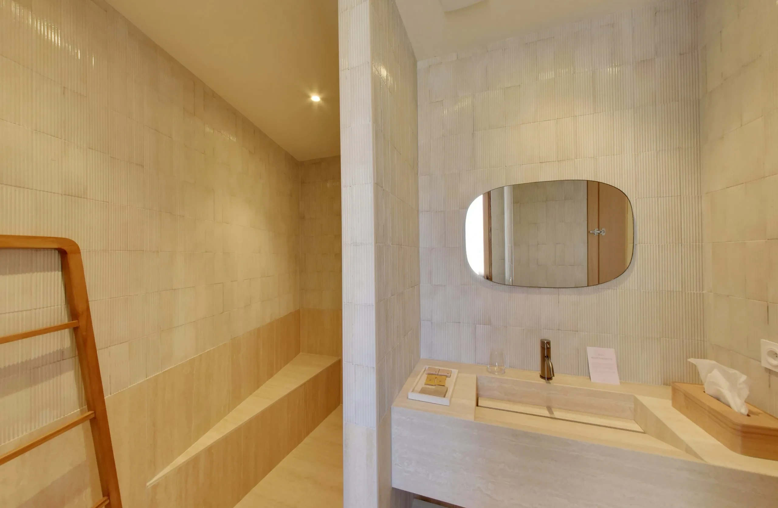Salle bain moderne avec lavabo et miroir.