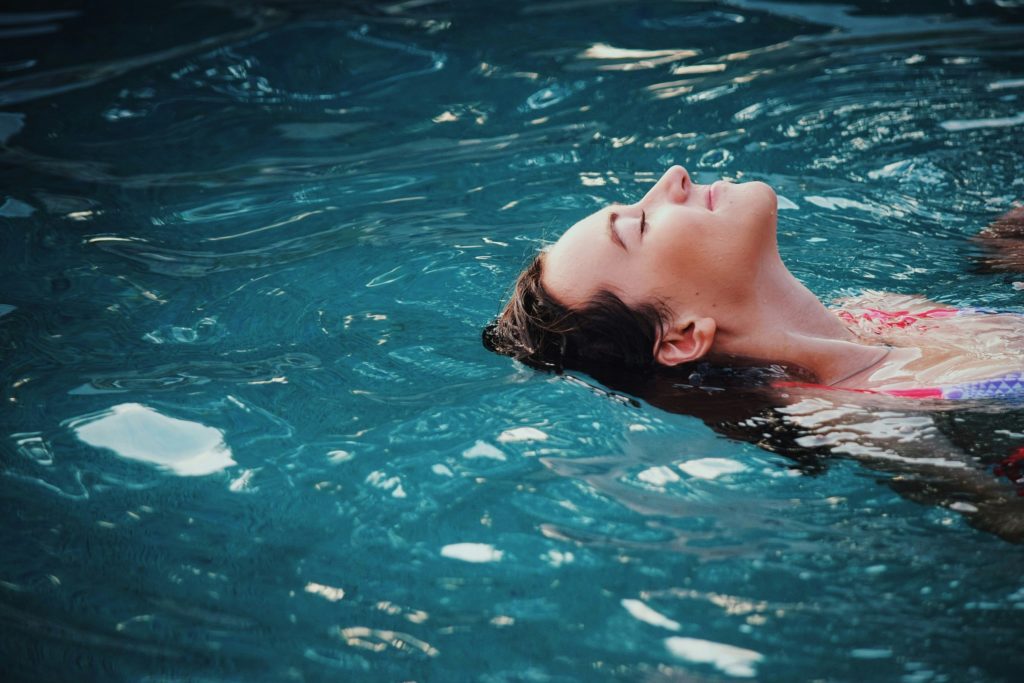 Femme dans l'eau- Hôtel pyrénées orientales, Maison Gaia