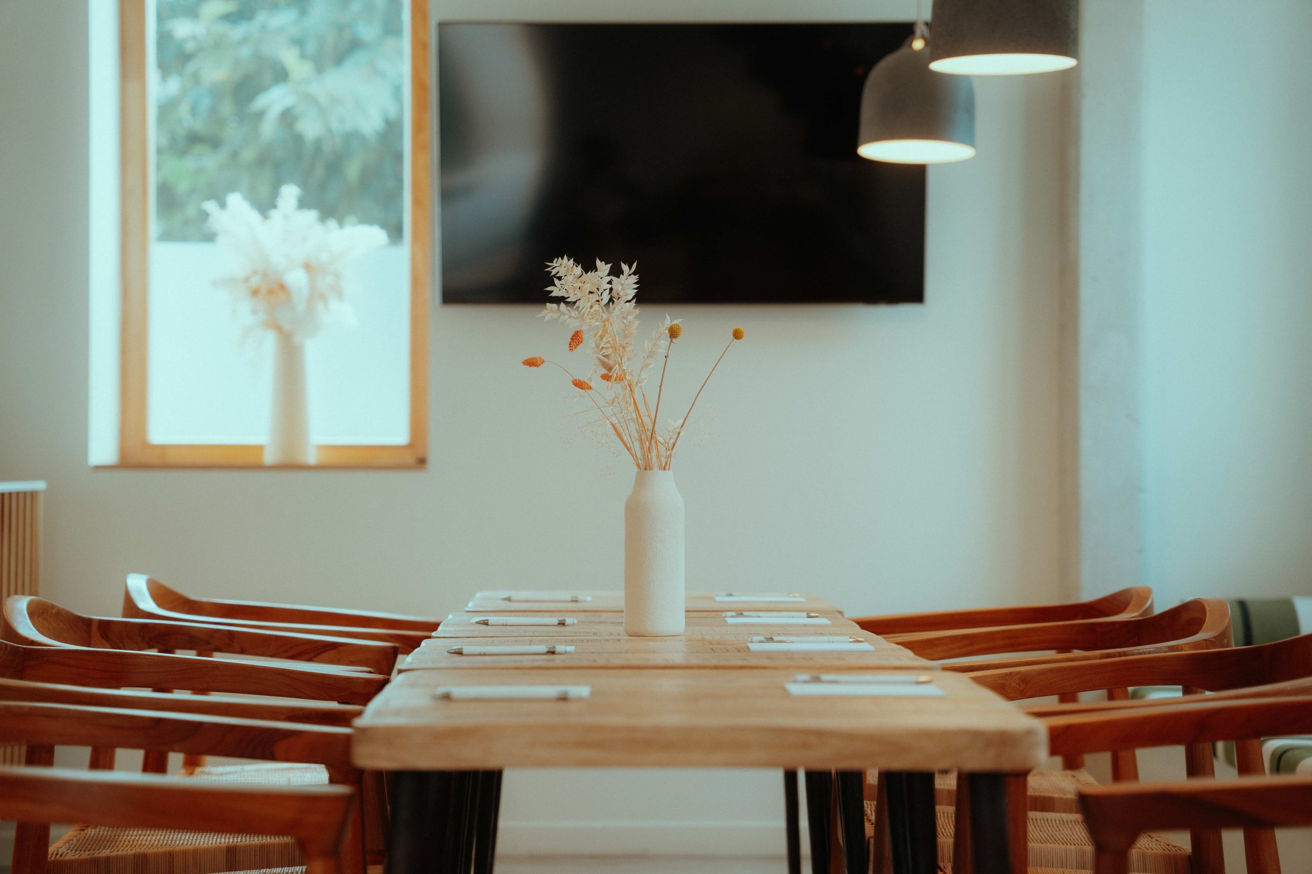 Intérieur lumineux de café minimaliste moderne.