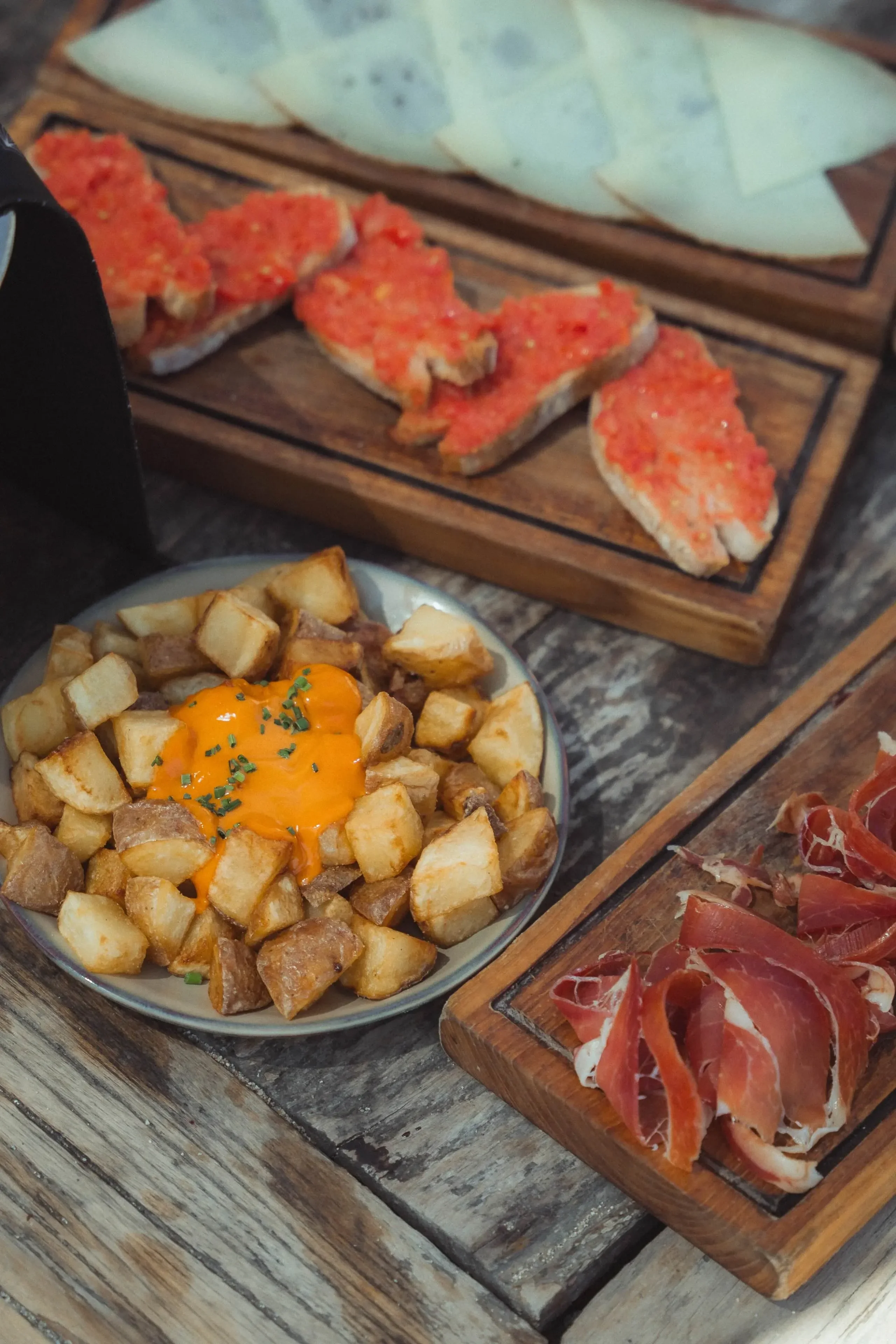 Repas gastronomique avec vin dans un restaurant élégant.