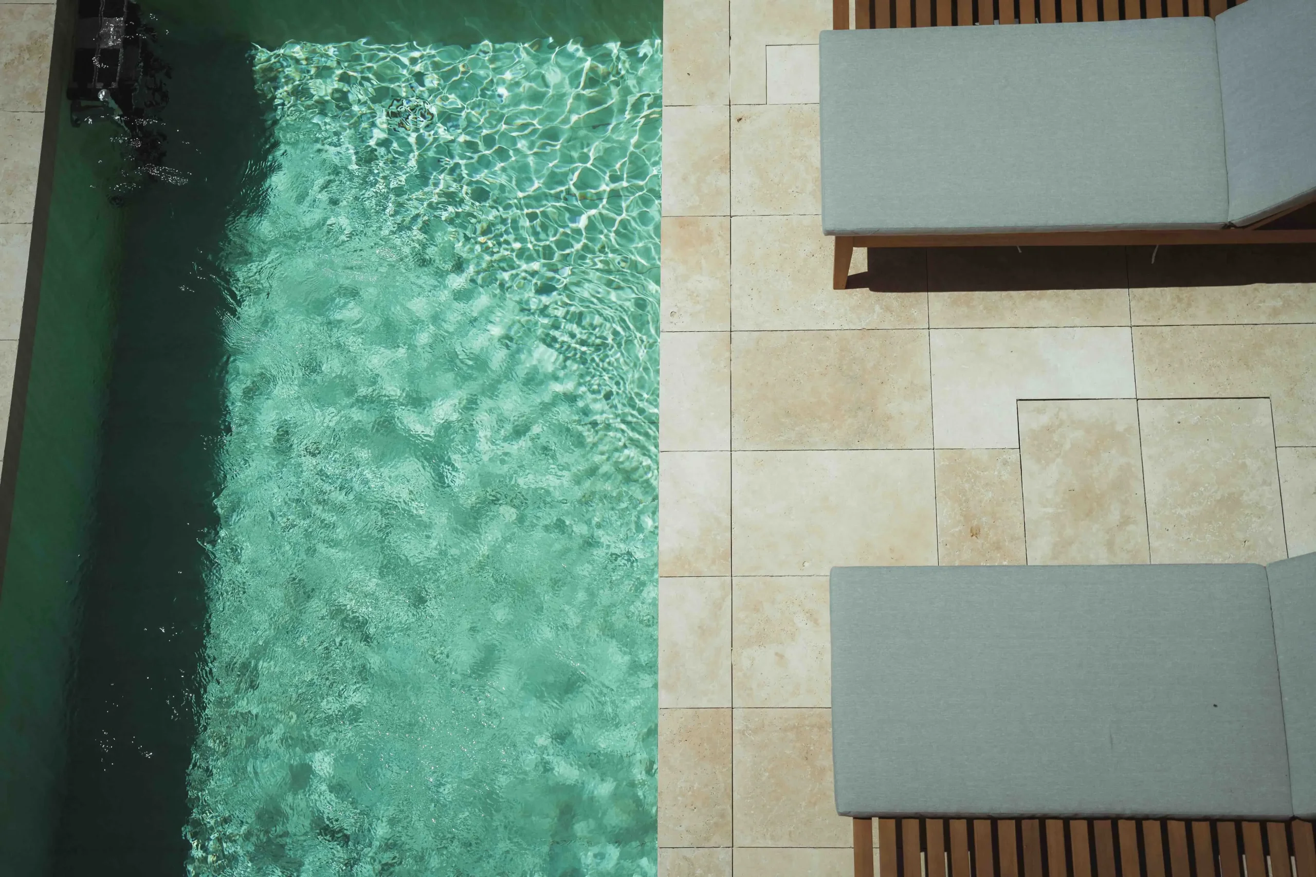 Terrasse avec piscine et transats modernes.