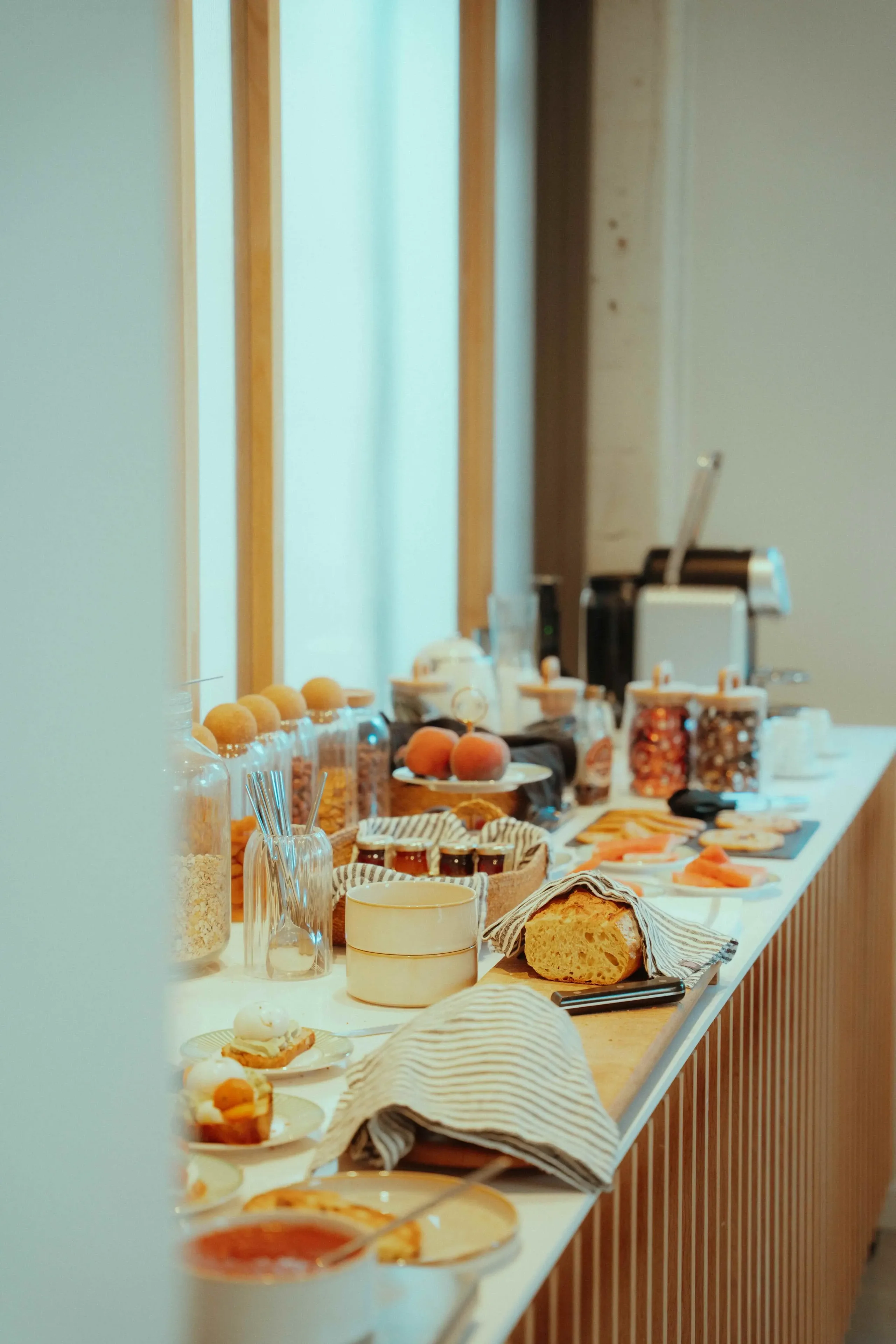 Buffet petit-déjeuner avec jus et céréales variés.