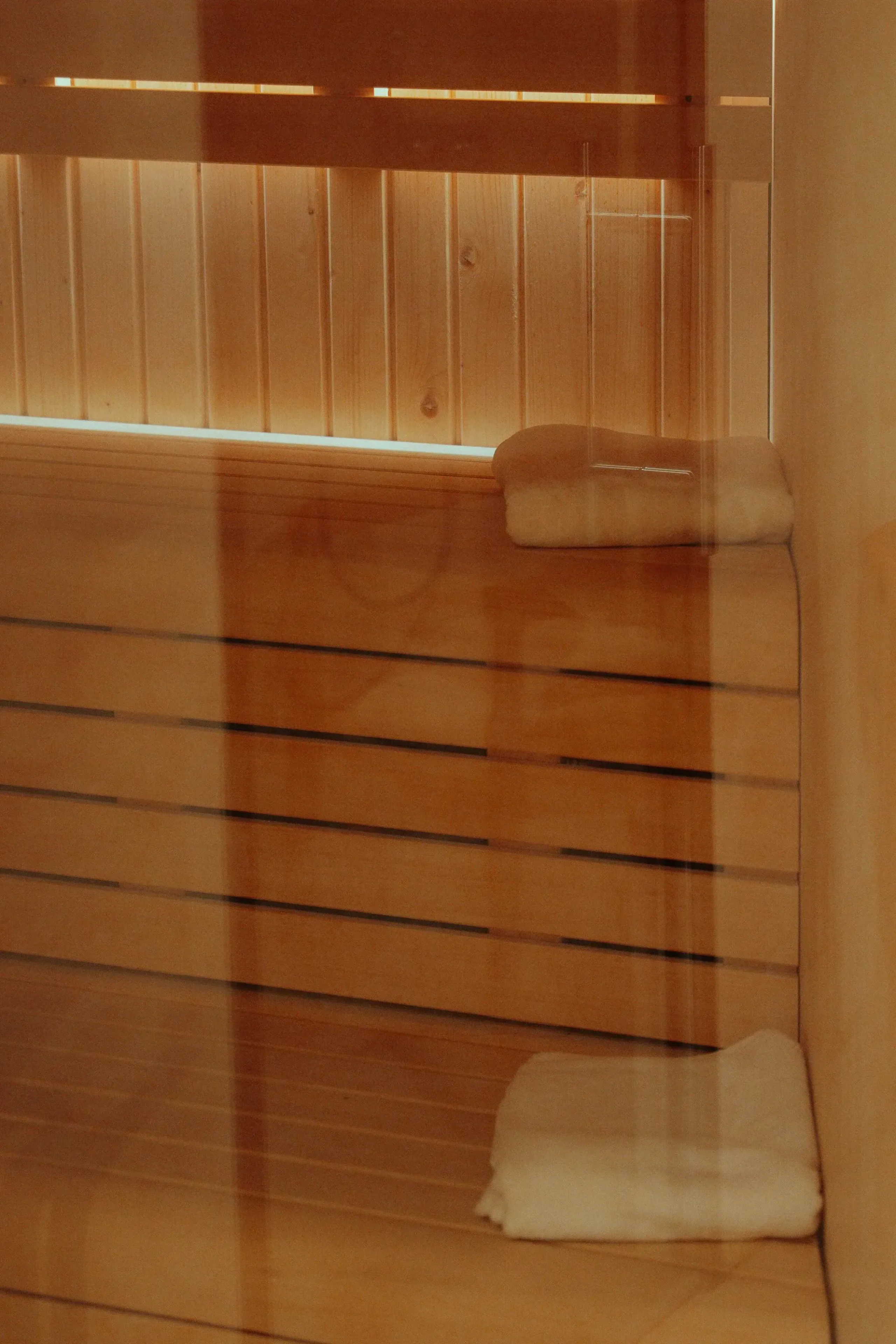 Salle de massage lumineuse et apaisante.