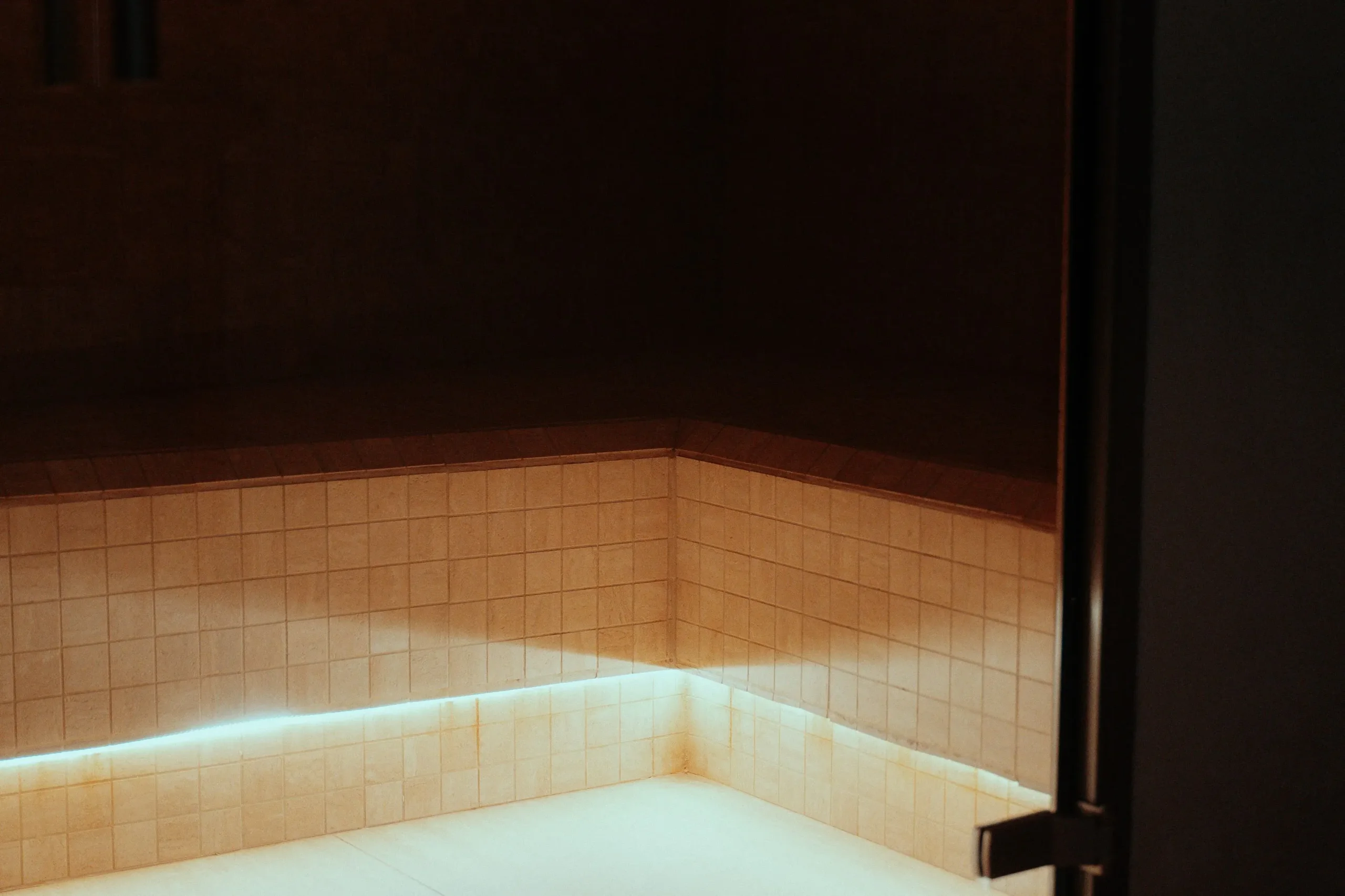 Salle de massage lumineuse avec décoration apaisante.