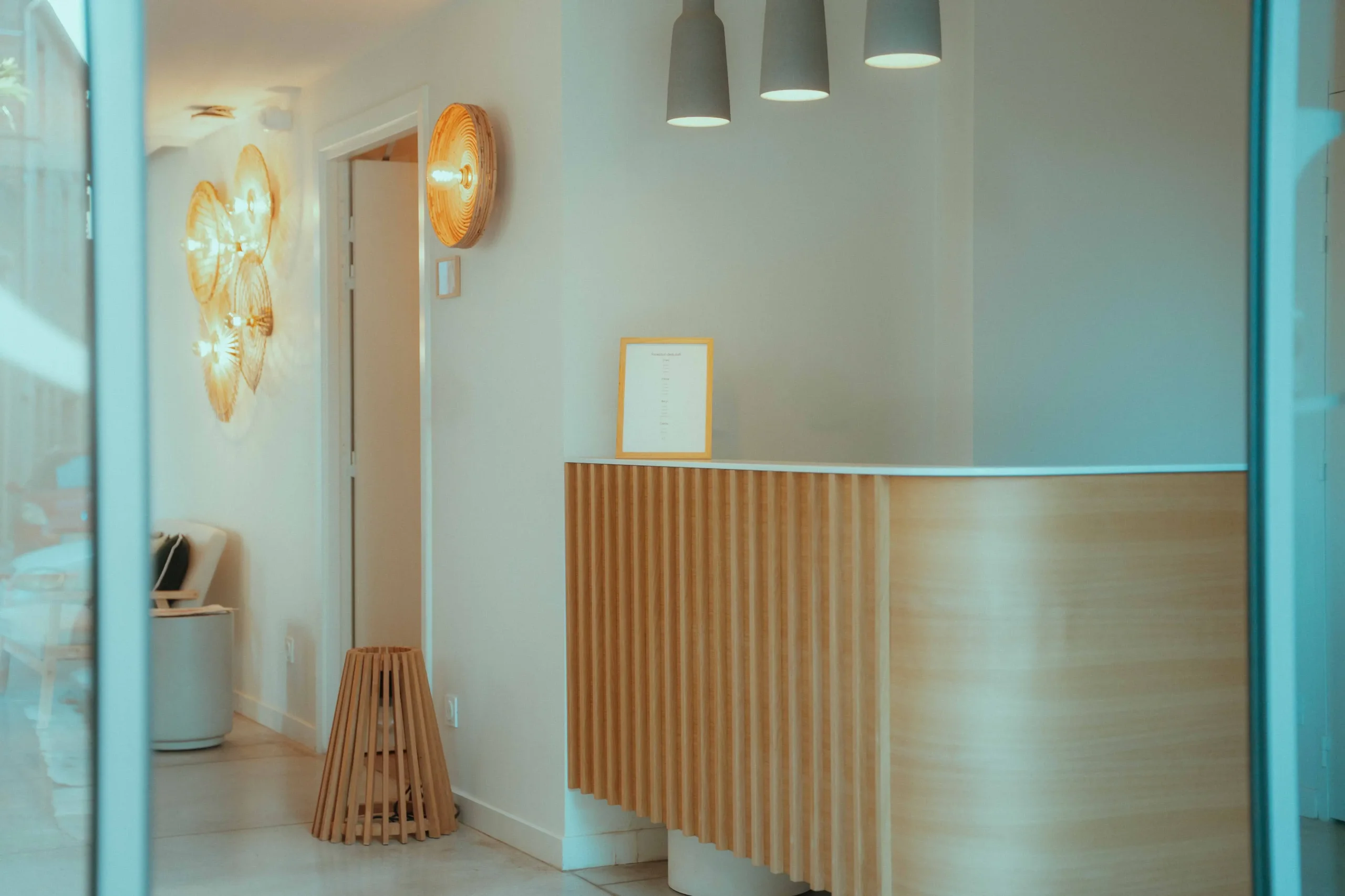 Chambre d'hôtel moderne avec baignoire et décoration naturelle.