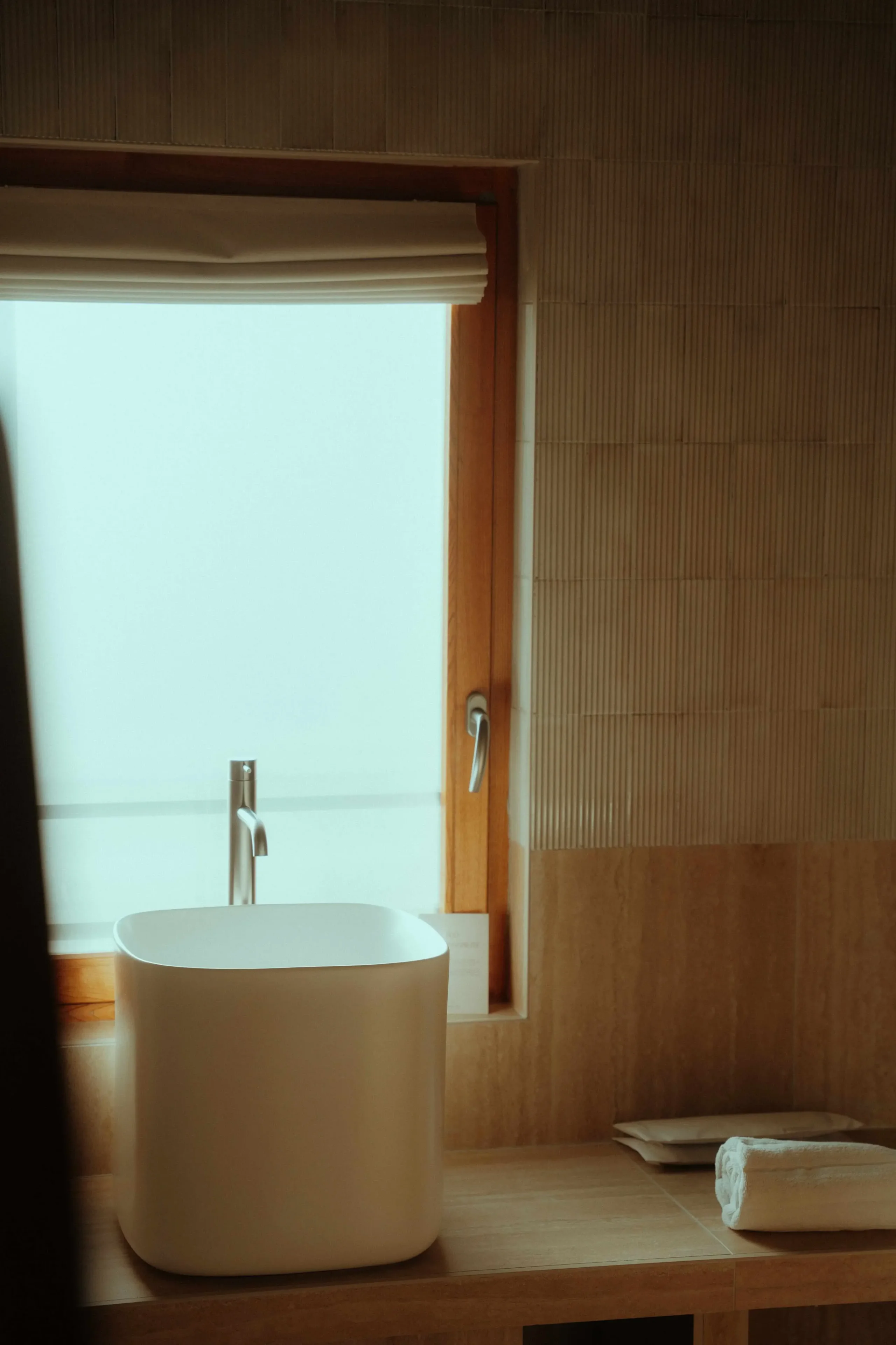 Salle de bain moderne avec baignoire et lavabo design.