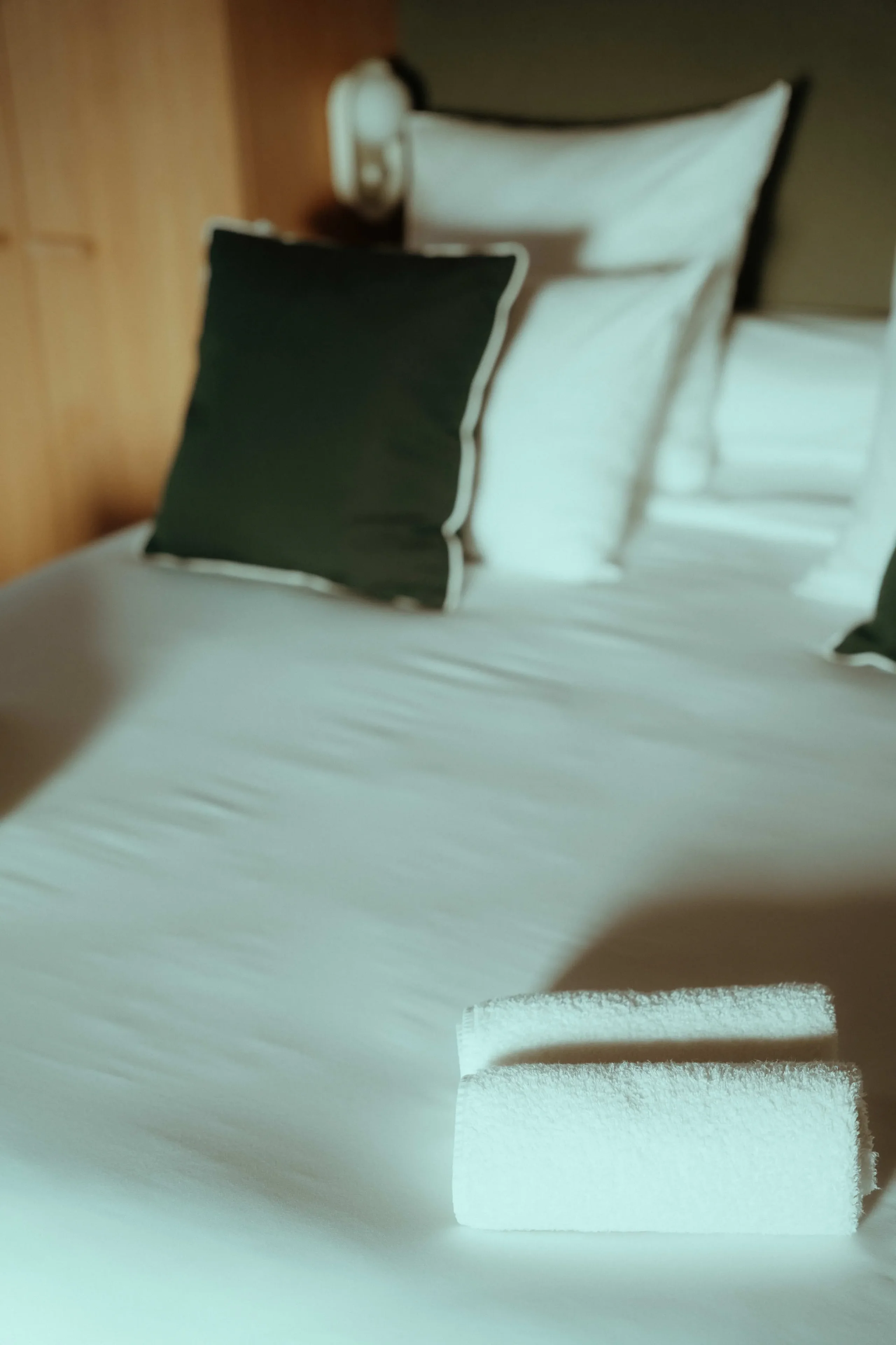 Chambre lumineuse avec lit double et suspensions tissées.