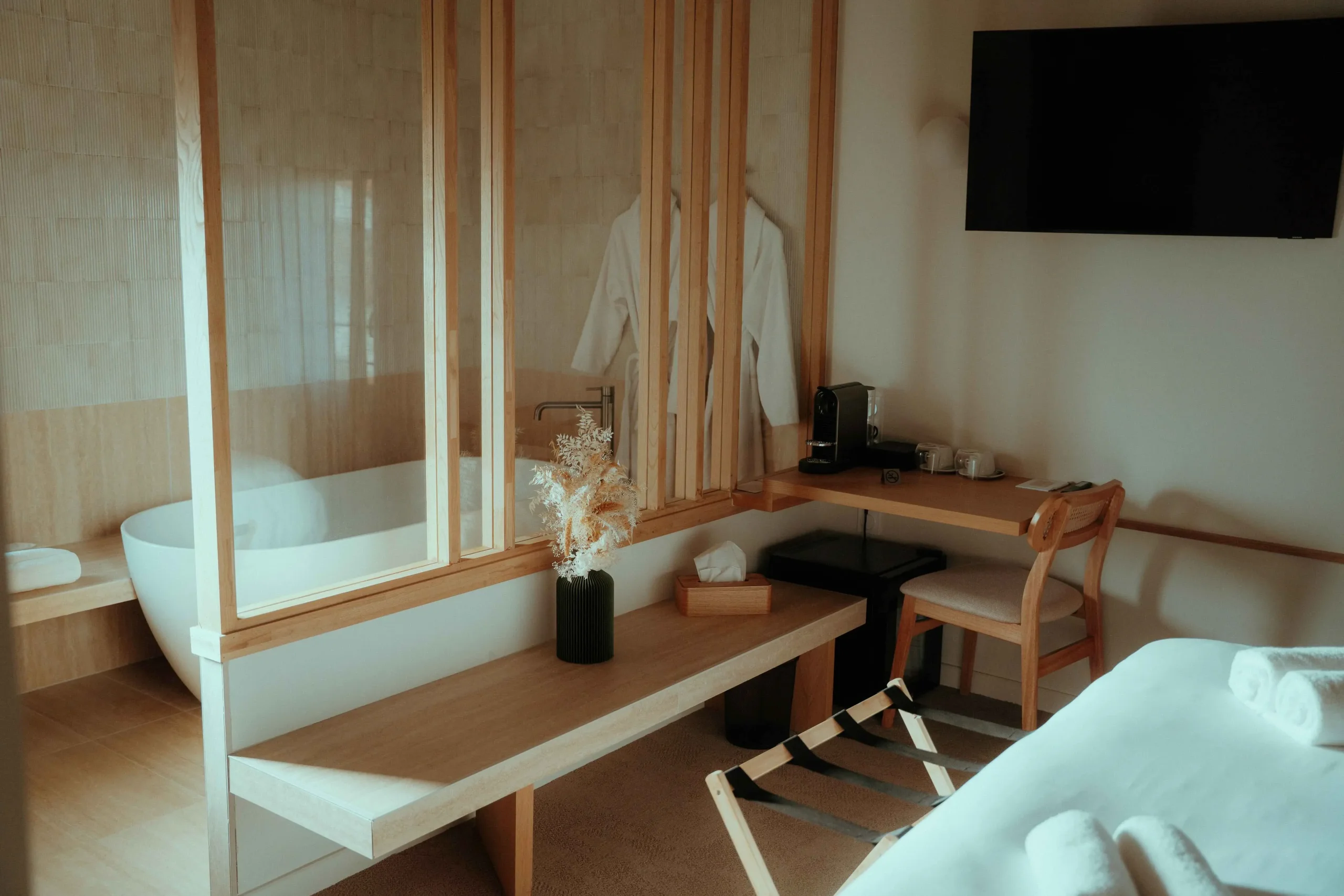 Chambre lumineuse avec lit double et décoration naturelle.