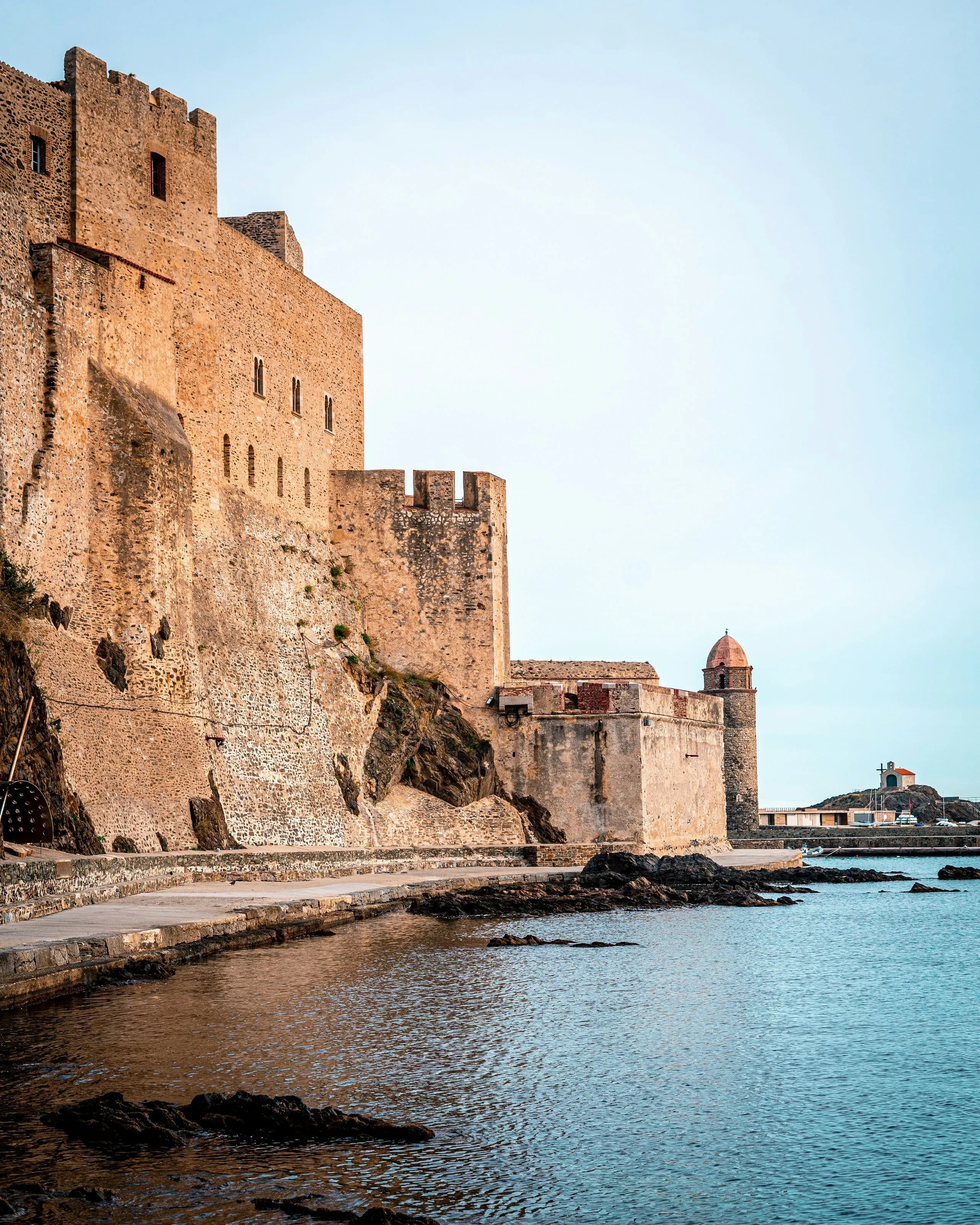 Forteresse ancienne au bord de la mer Méditerranée.