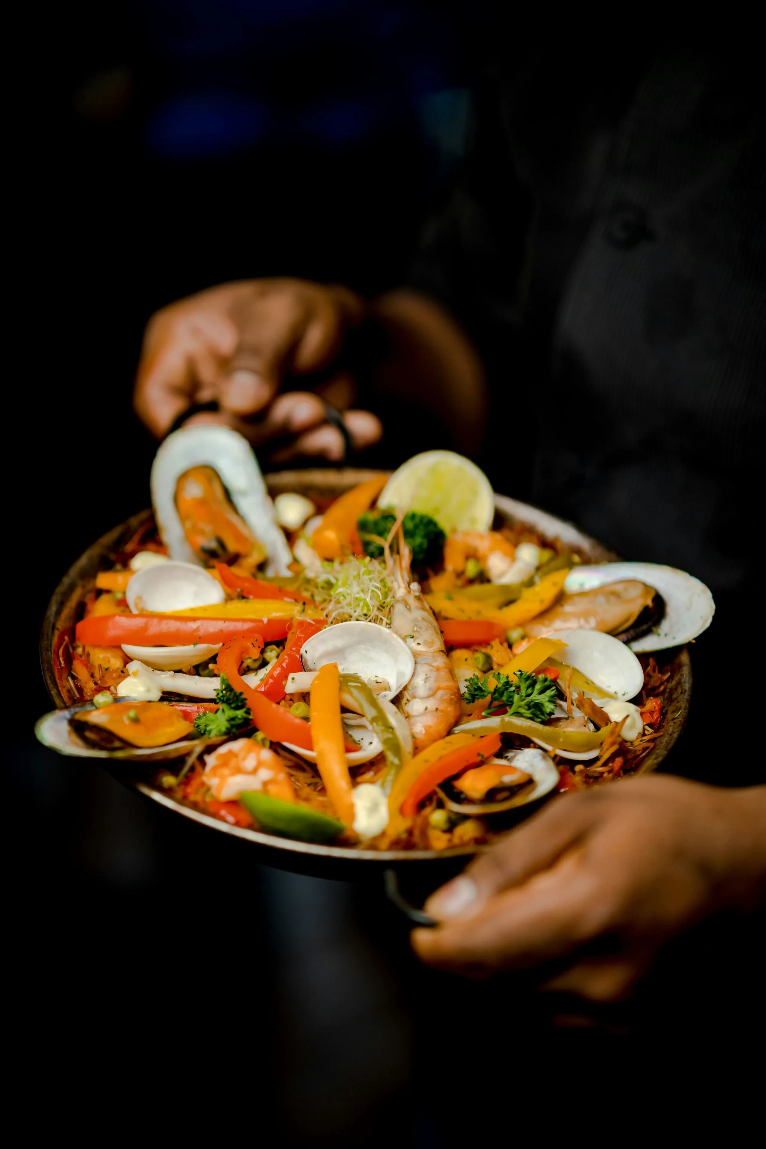 Plat de paella aux fruits de mer coloré.